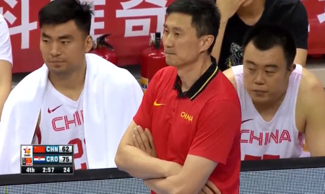 男篮惨败这几个人可以弃用,中国男篮末节失误葬送比赛