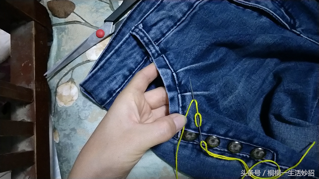 牛仔裤裤兜总往外翻是什么原因,裤兜外翻太尴尬教你一招搞定