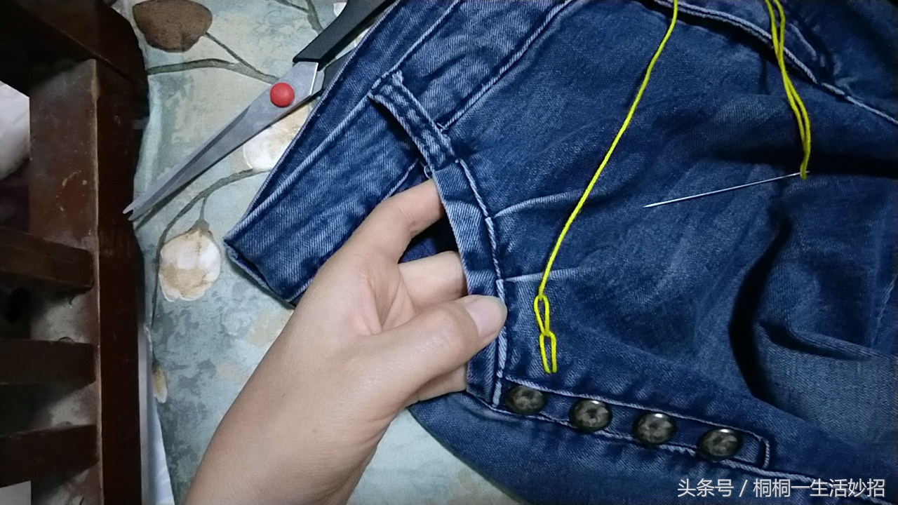 牛仔裤裤兜总往外翻是什么原因,裤兜外翻太尴尬教你一招搞定
