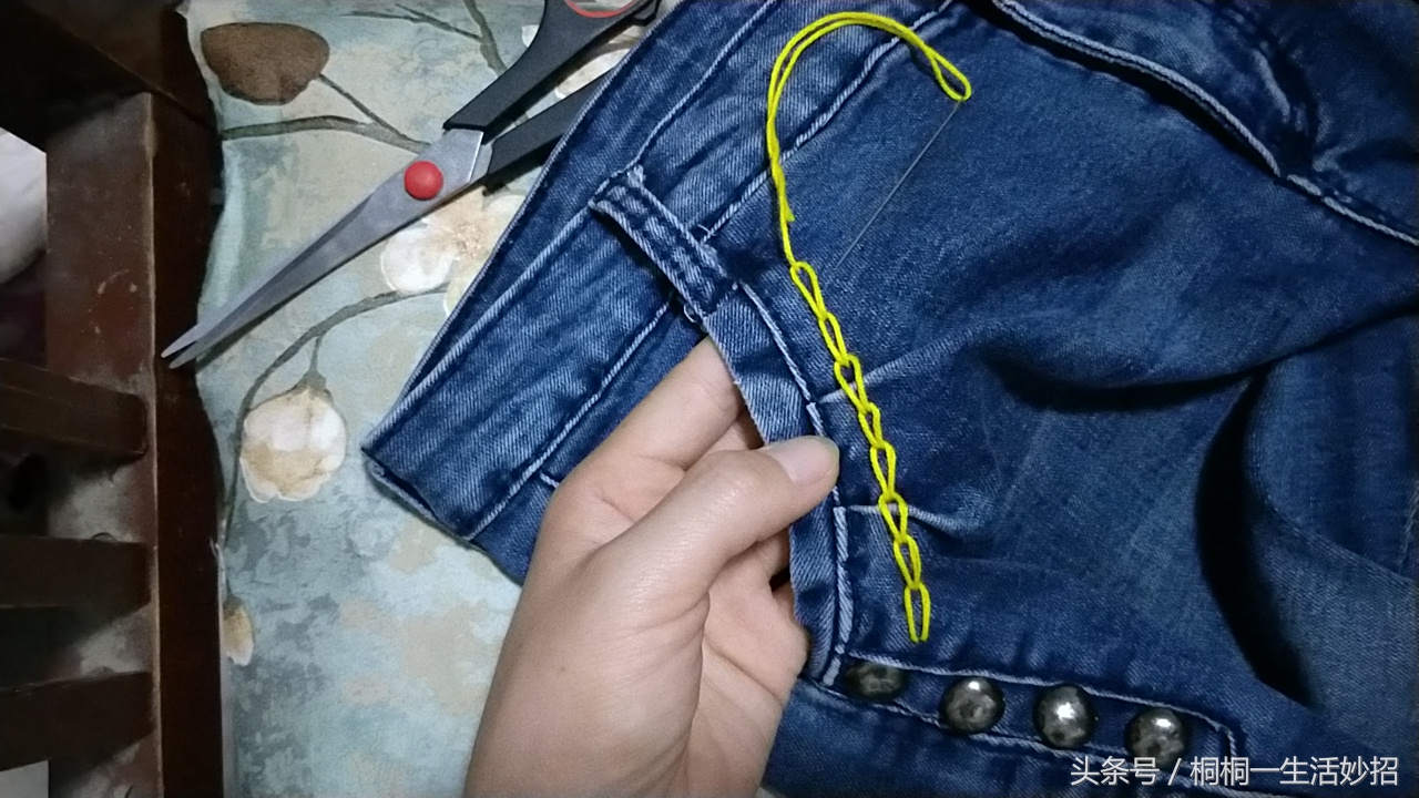 牛仔裤裤兜总往外翻是什么原因,裤兜外翻太尴尬教你一招搞定