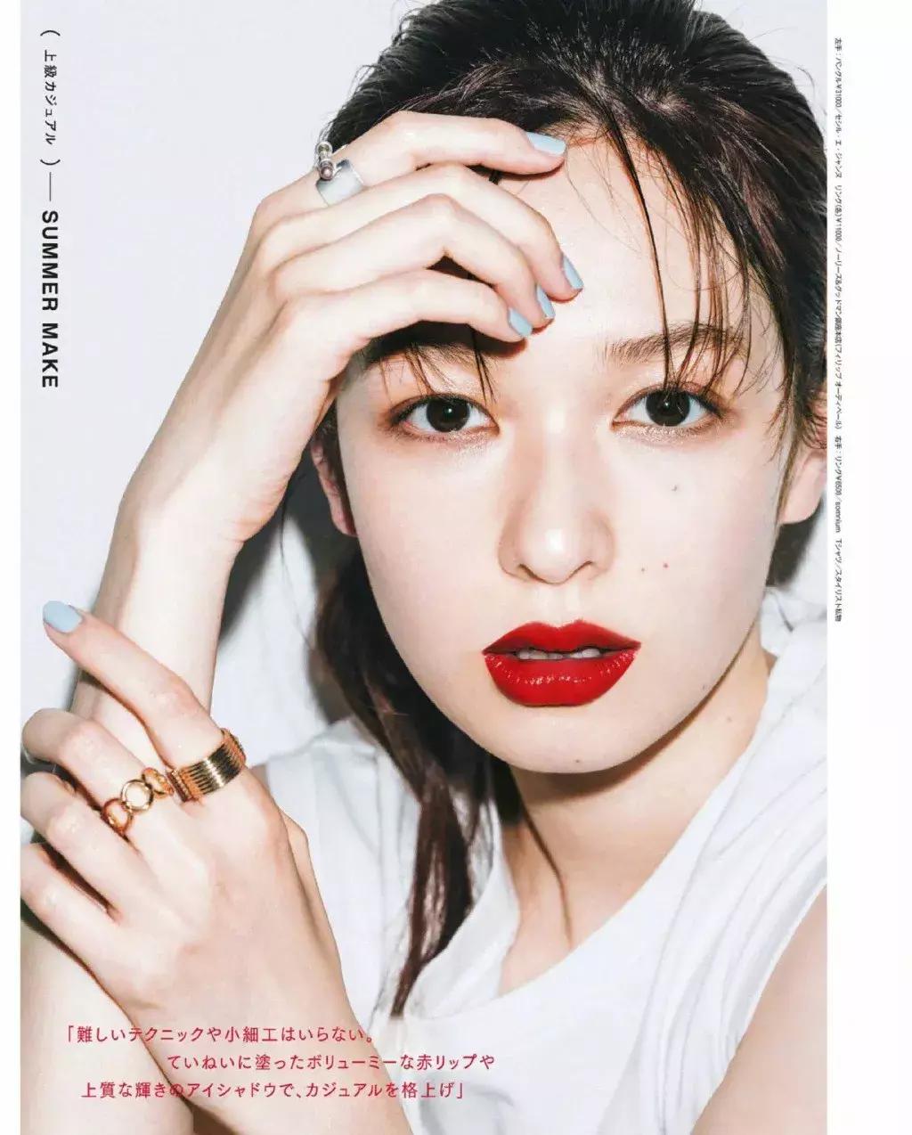 今秋来抹“红梨色”，巨显白巨好看！