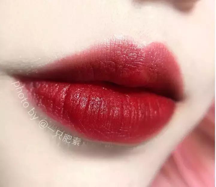 今秋来抹“红梨色”，巨显白巨好看！