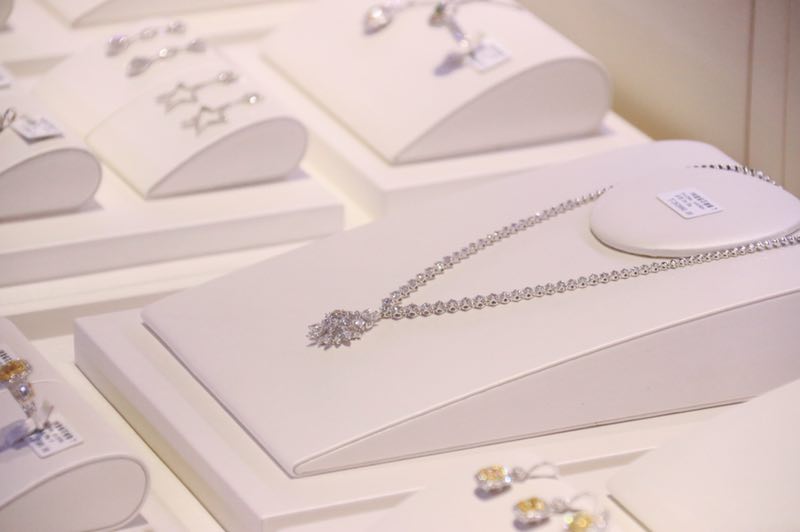 润金店“炫出色彩耀你不凡”VIP品鉴会成功举办顾客现场求婚女友