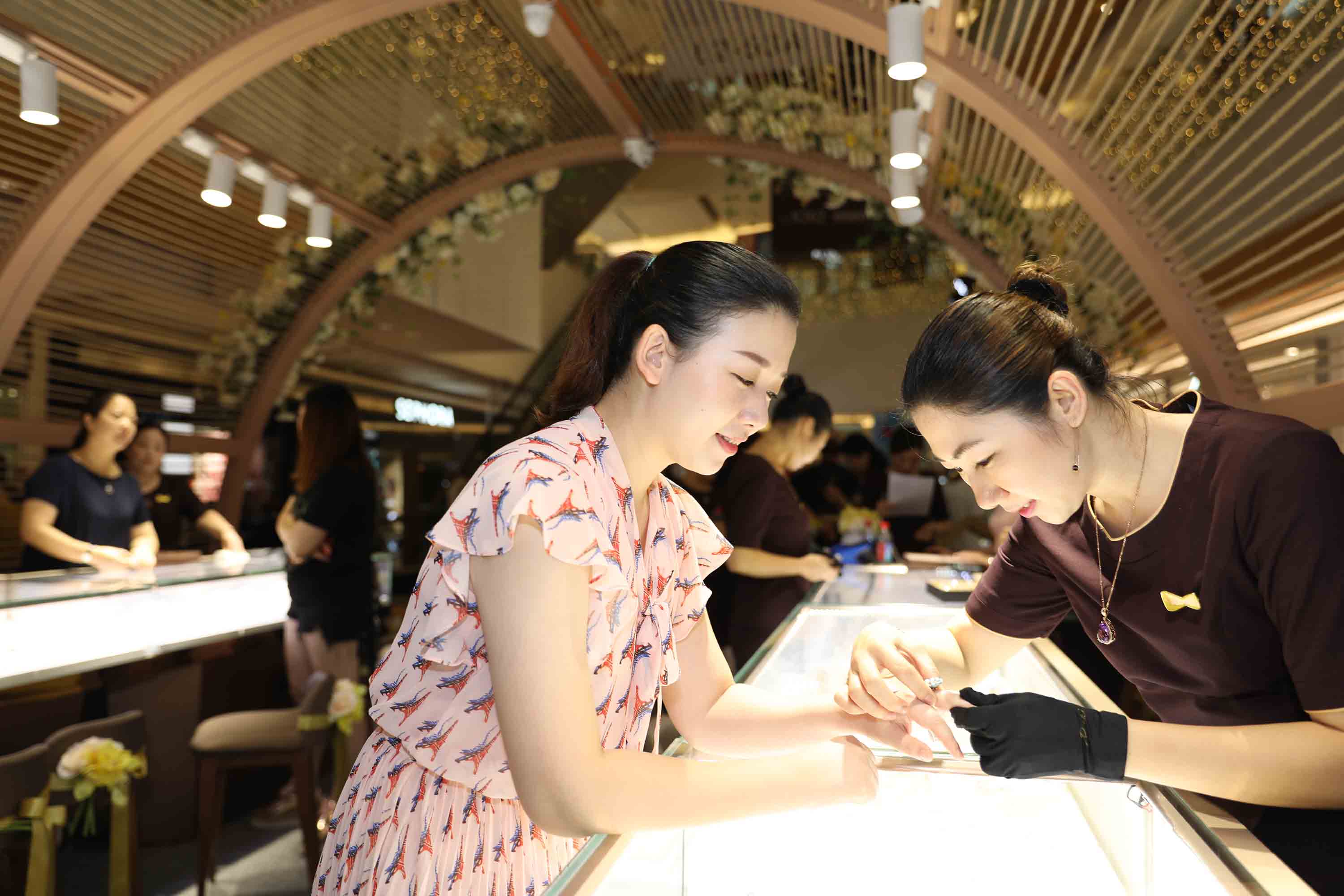 润金店“炫出色彩耀你不凡”VIP品鉴会成功举办顾客现场求婚女友