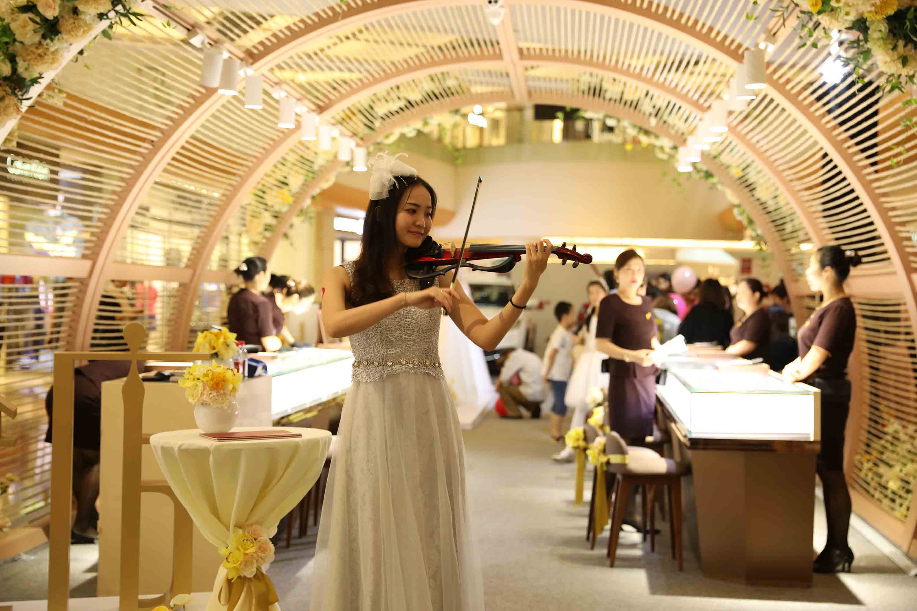 润金店“炫出色彩耀你不凡”VIP品鉴会成功举办顾客现场求婚女友