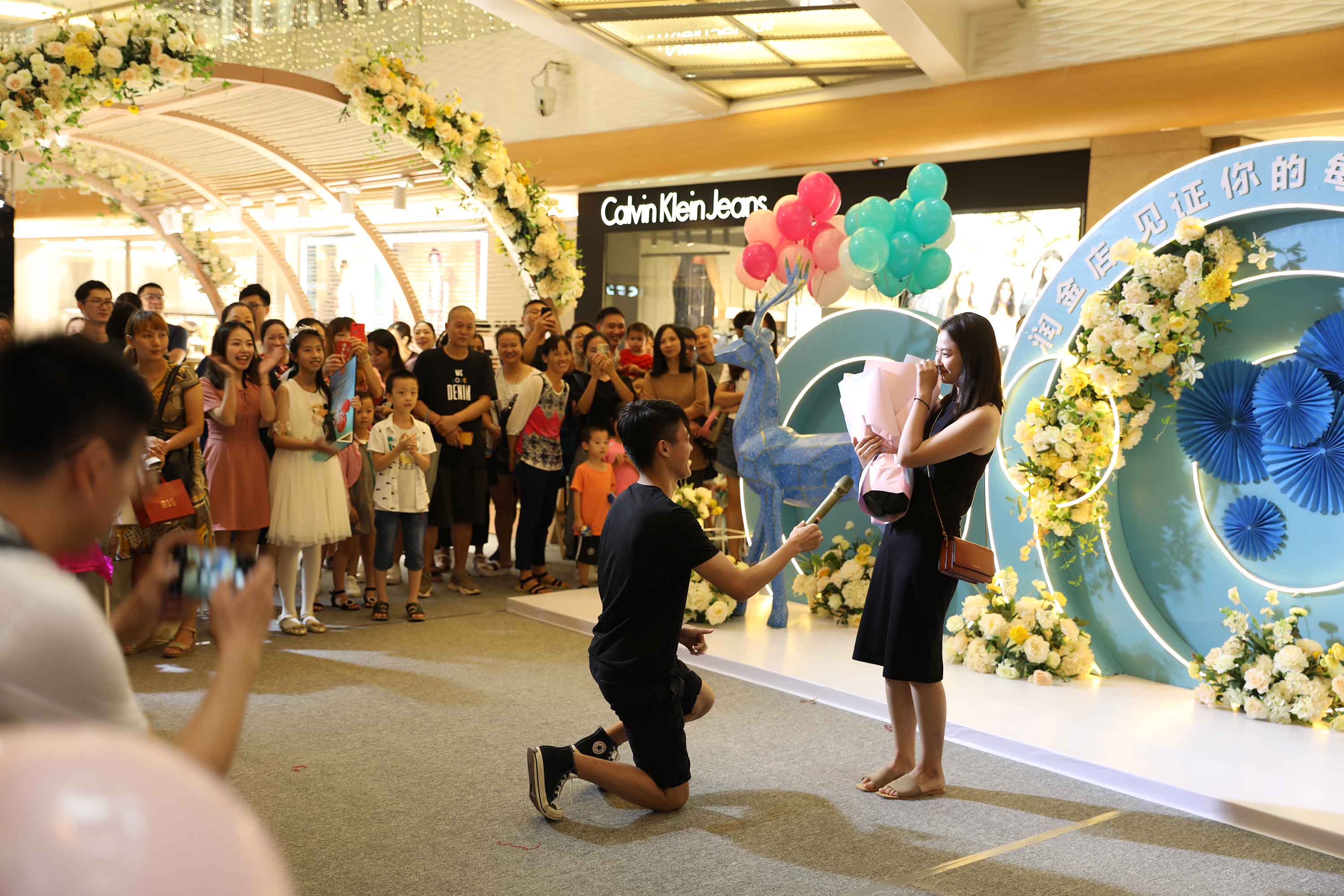 润金店“炫出色彩耀你不凡”VIP品鉴会成功举办顾客现场求婚女友