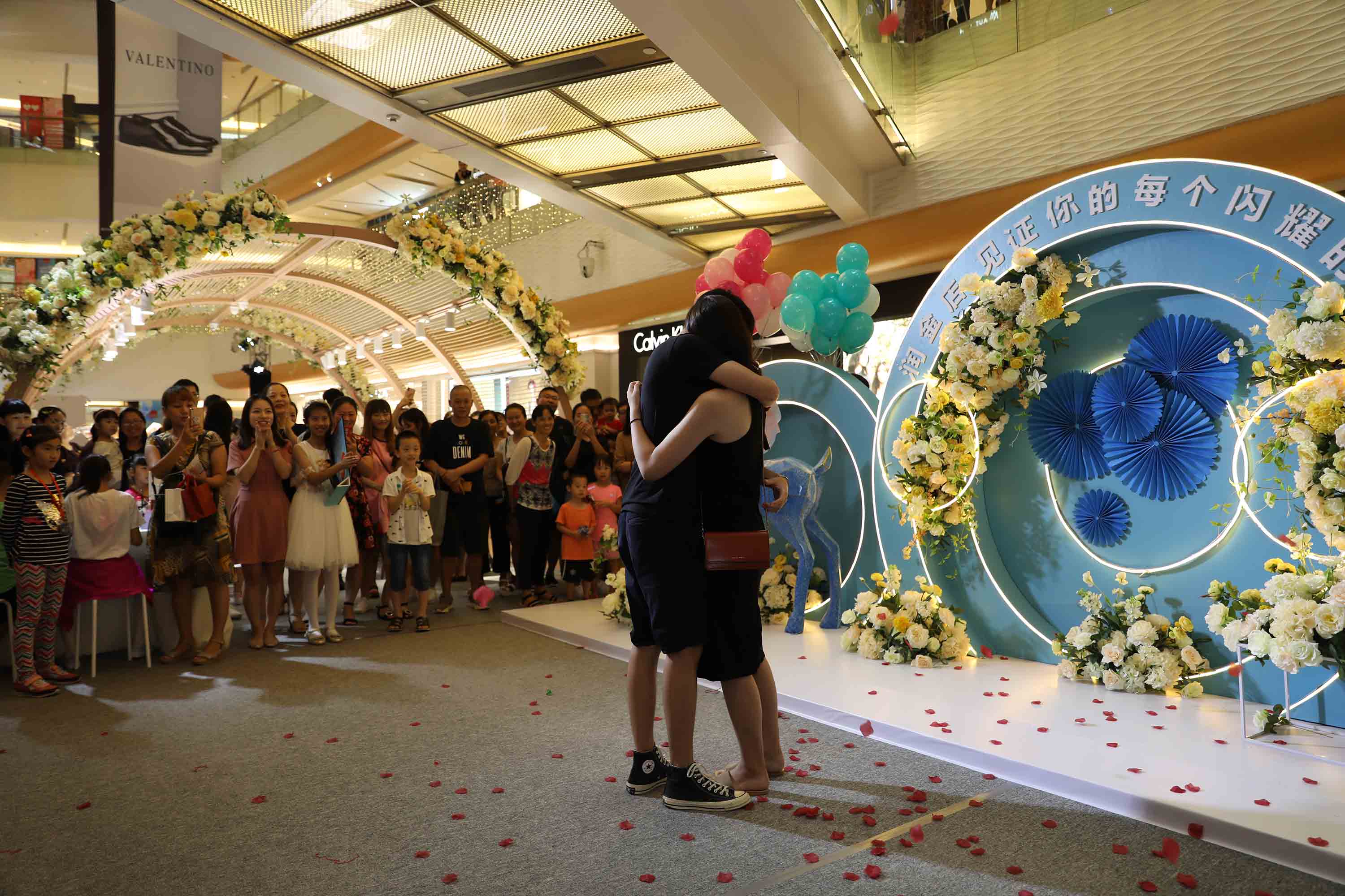 润金店“炫出色彩耀你不凡”VIP品鉴会成功举办顾客现场求婚女友