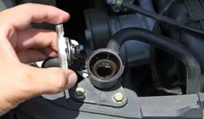 发动机里的冷却液如何排,发动机冷却液排空