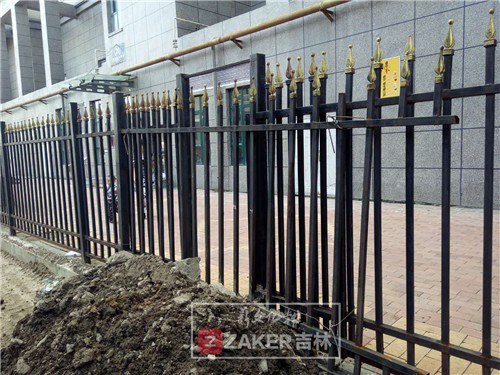 吉林市某学校,吉林市的一个学校周围都是高层