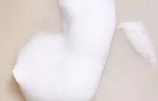 洗面奶没洗干净伤到皮肤,洗面奶没选对会脸红吗