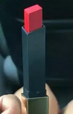 迪奥完蛋了……新品口红竟比10块钱的名创优品还low！