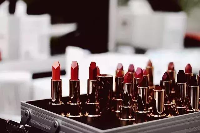 迪奥完蛋了……新品口红竟比10块钱的名创优品还low！