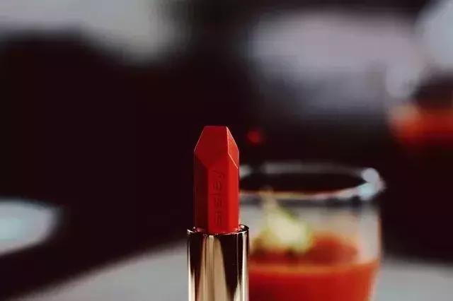 迪奥完蛋了……新品口红竟比10块钱的名创优品还low！