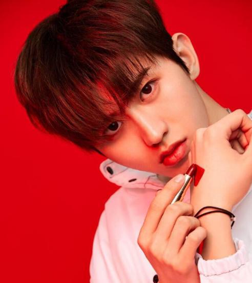 男星口红推广:王俊凯优雅,蔡徐坤魅惑,而他代言的卖到断货!