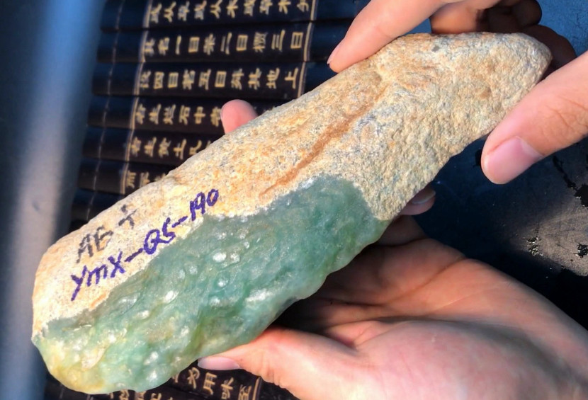 为什么现在直播间封禁翡翠原石呢?原来翡翠睹石的风险这么大!