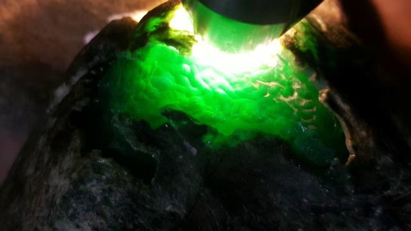 为什么现在直播间封禁翡翠原石呢?原来翡翠睹石的风险这么大!