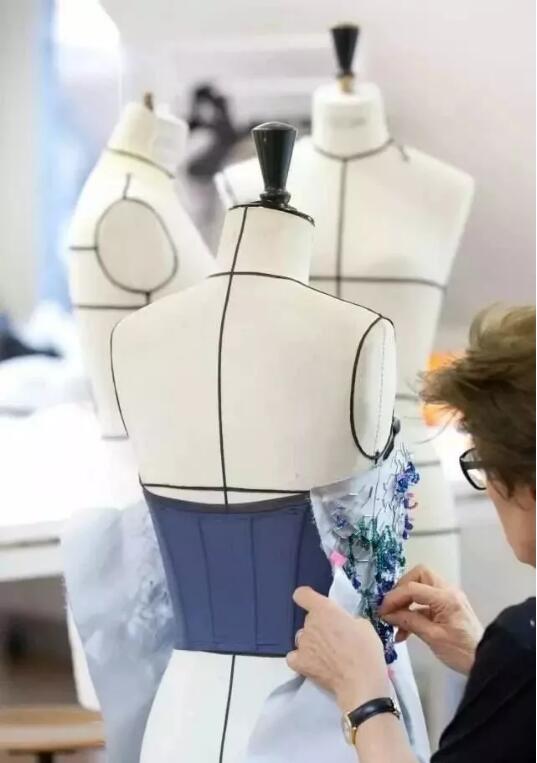 服装设计专业有哪些前途,服装设计行业怎样