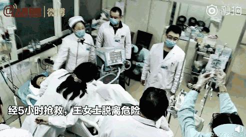 男生下跪撕心裂肺,男生单膝跪下那一瞬间好感动