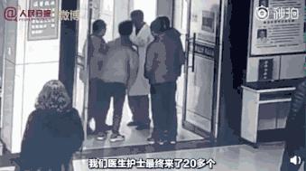 男生下跪撕心裂肺,男生单膝跪下那一瞬间好感动