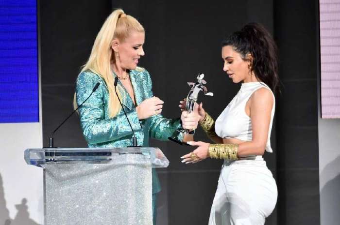 金卡戴珊穿长裙参加活动图片,金卡戴珊巴黎时装周紧身皮衣造型