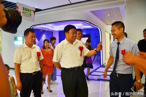 书法家符连顺老师在山东尚云亿家总部创作