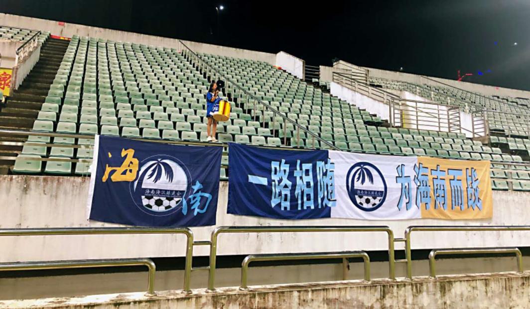 最美女球迷：奔赴千里远征，“一个人”为客队擂鼓助威！