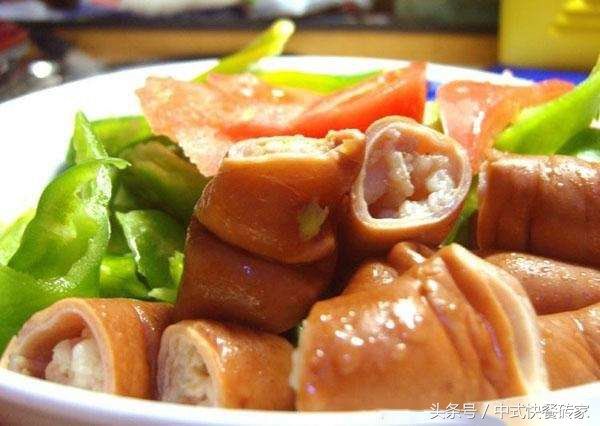 70岁大爷卤肥肠远近闻名!十里八村排队来买,求教2年告诉我秘方