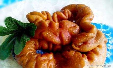 70岁大爷卤肥肠远近闻名!十里八村排队来买,求教2年告诉我秘方