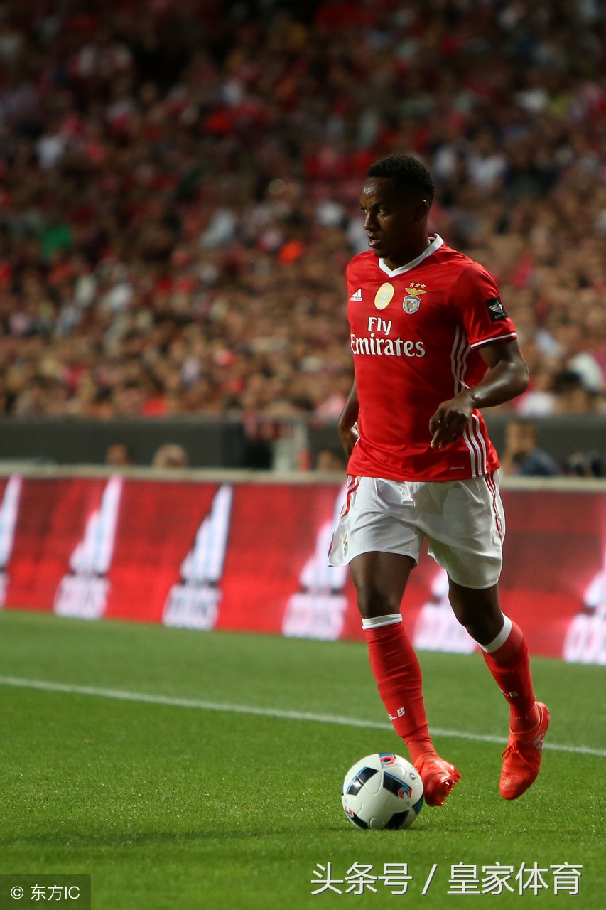 2000年马拉多纳世纪球王,足坛历史第一人马拉多纳