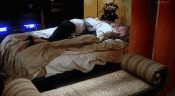 看似很荒谬,实则黑鸡汤,“情侣酒店”到底发生了什么!