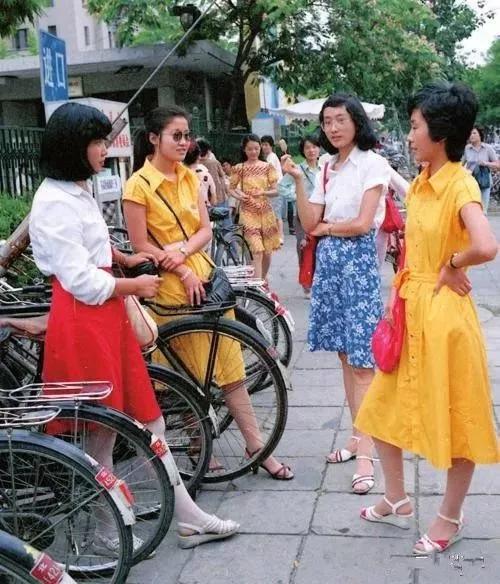 风靡全国的的确良为何销声匿迹了,的确良在现在是什么风格