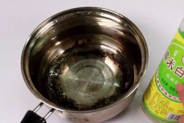 锅不小心燃起来怎么办,锅不小心烧糊了怎么处理