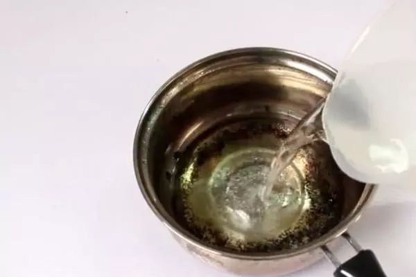 锅不小心燃起来怎么办,锅不小心烧糊了怎么处理