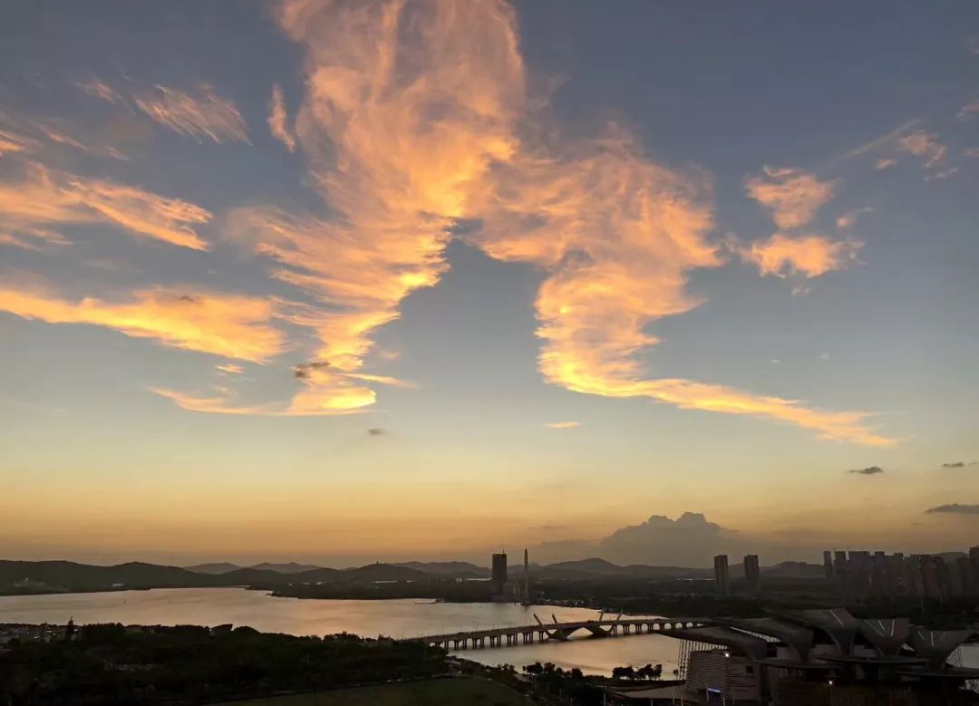 美翻天!云霞满袖,正是台风过境后的荡口!