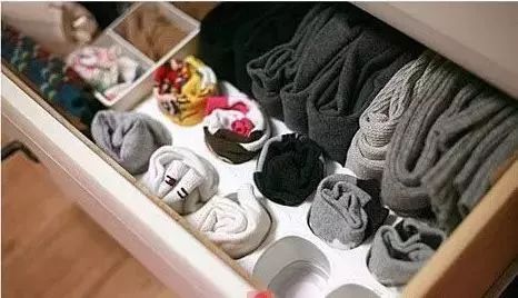 她在衣柜里系了根鞋带，衣柜竟然瞬间大一倍！大写的服气……