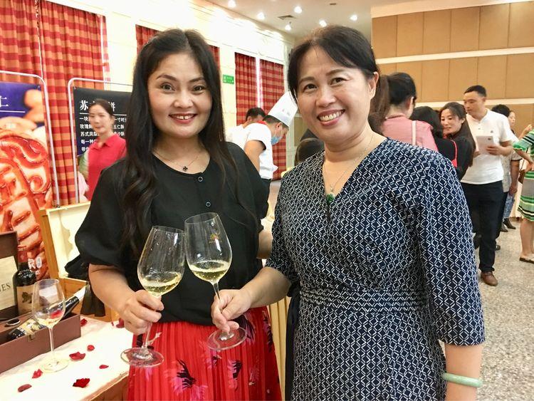 关注品质造福天中驻马店欢乐爱家仙菲国际酒庄联合举办发布会暨团购订购会