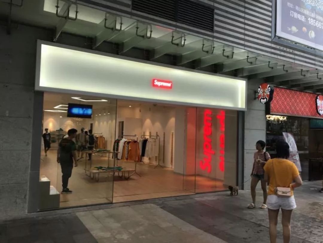 终于摆脱代购,国内第一家Spureme落户深圳!