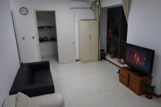 男子把房子出租给90后女子,男子将房子出租两年