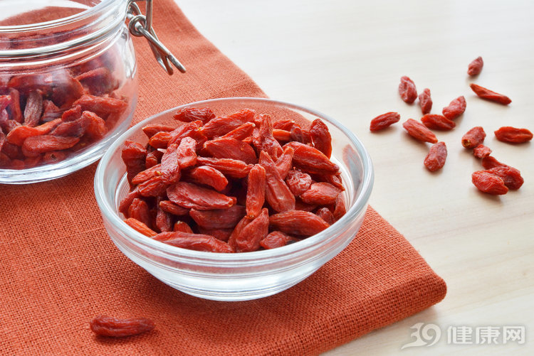 老人白内障吃什么好得快,白内障老人吃什么可以缓解