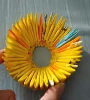 用废旧物品做菠萝笔筒怎么做,自制折纸菠萝笔筒