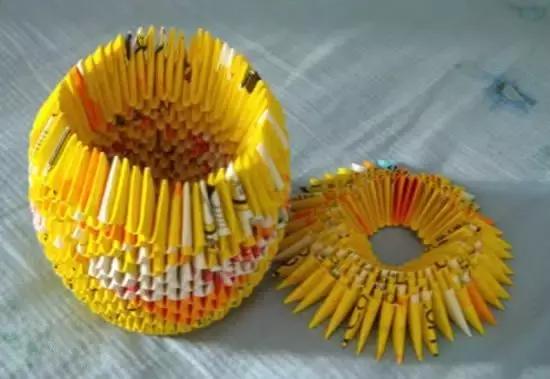 用废旧物品做菠萝笔筒怎么做,自制折纸菠萝笔筒