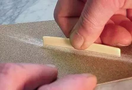 下弦枕凹槽怎么打磨,新吉他打磨下弦枕