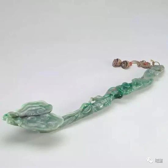 清代翡翠手镯鉴赏,钗头缀玉虫金盘