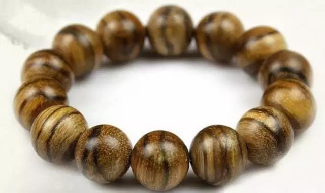 沉香具备哪些功效和作用,沉香它的特色和作用又是在哪里呢