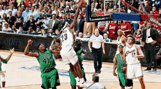 詹姆斯骑士时期的抢断快攻扣篮,詹姆斯刹车印动图