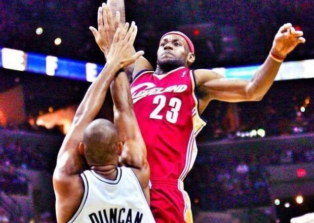 詹姆斯骑士时期的抢断快攻扣篮,詹姆斯刹车印动图