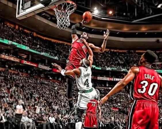 詹姆斯骑士时期的抢断快攻扣篮,詹姆斯刹车印动图