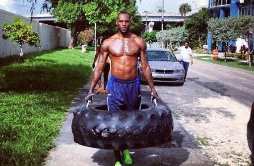 詹姆斯骑士时期的抢断快攻扣篮,詹姆斯刹车印动图