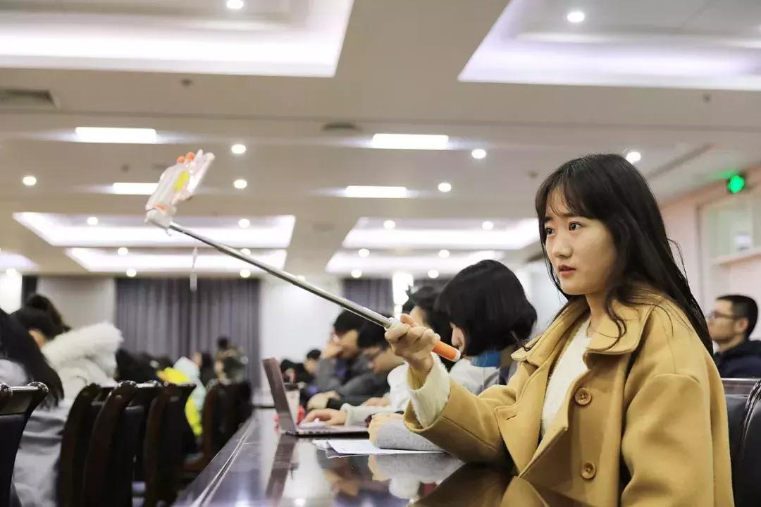 靠直播赚钱的大学生,大学生直播赚钱不能跑偏