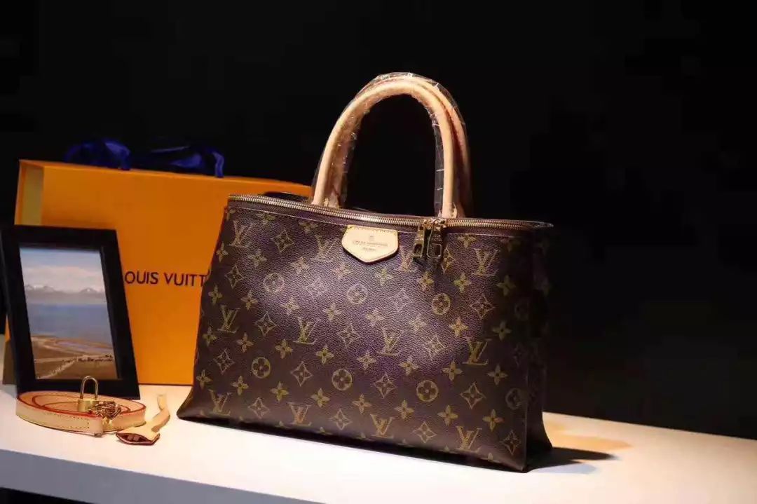 触目惊心！你去美国买的包包可能是假的！香奈儿香水是动物尿液做成的！纽约破获4.5亿美元假货案，从中国*私走**在美国正规门店卖……